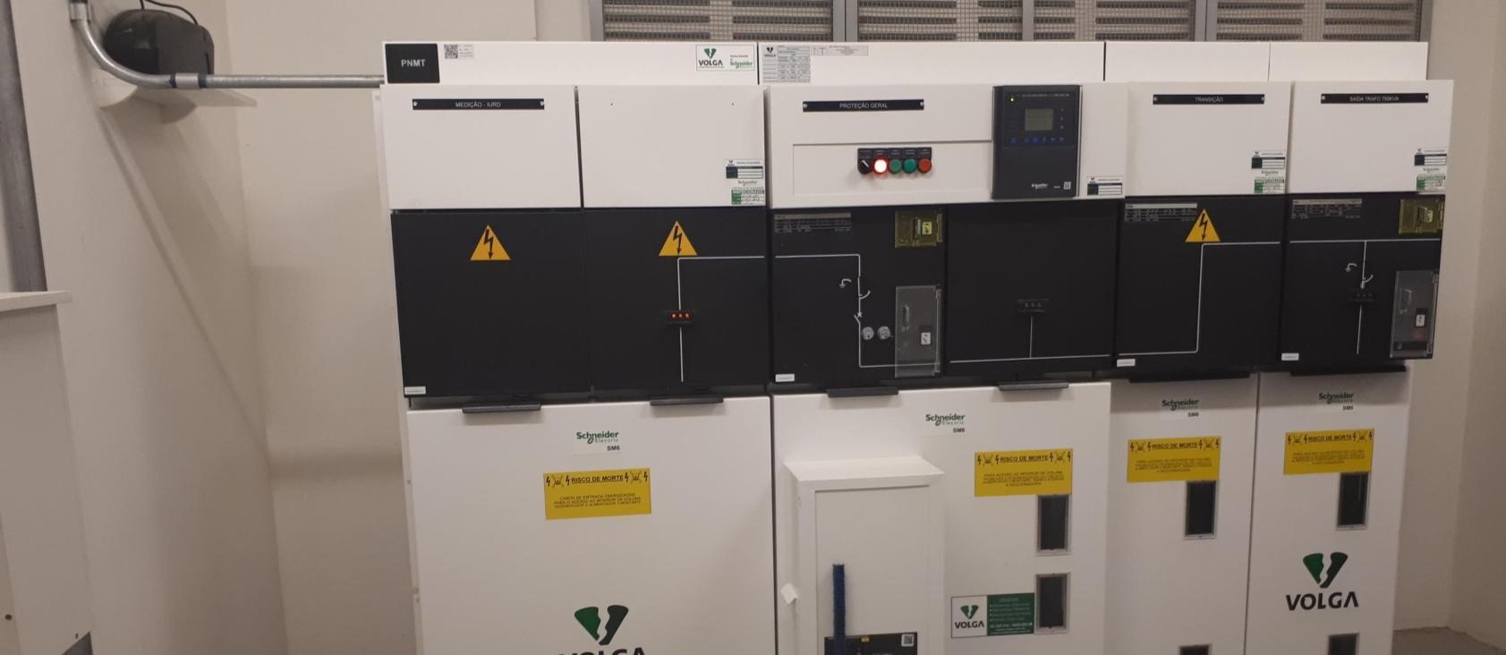 Conjunto de painéis elétricos em sala técnica.